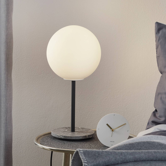 Menu TR Bulb bordslampa 41 cm marmor/opal matt