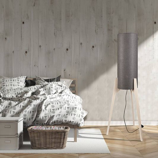 Golvlampa Neo M med trebent stativ av trä