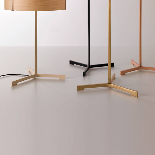 LZF Thesis LED-bordslampa elfenben/bok natur