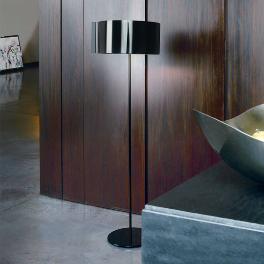 Oluce Switch - svart designergolvlampa