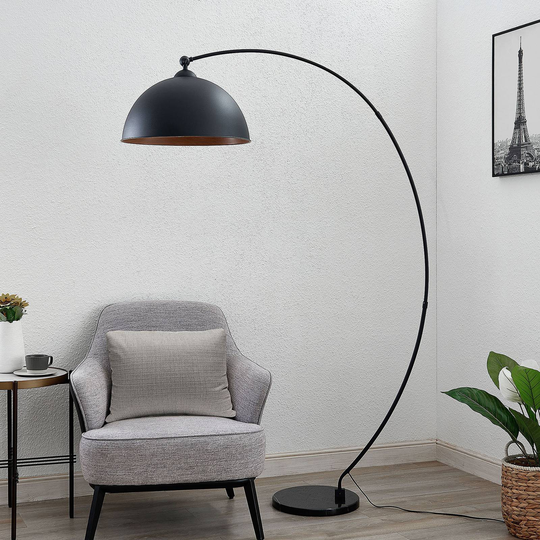 Lindby Beatris båg-golvlampa, svart, trä inuti
